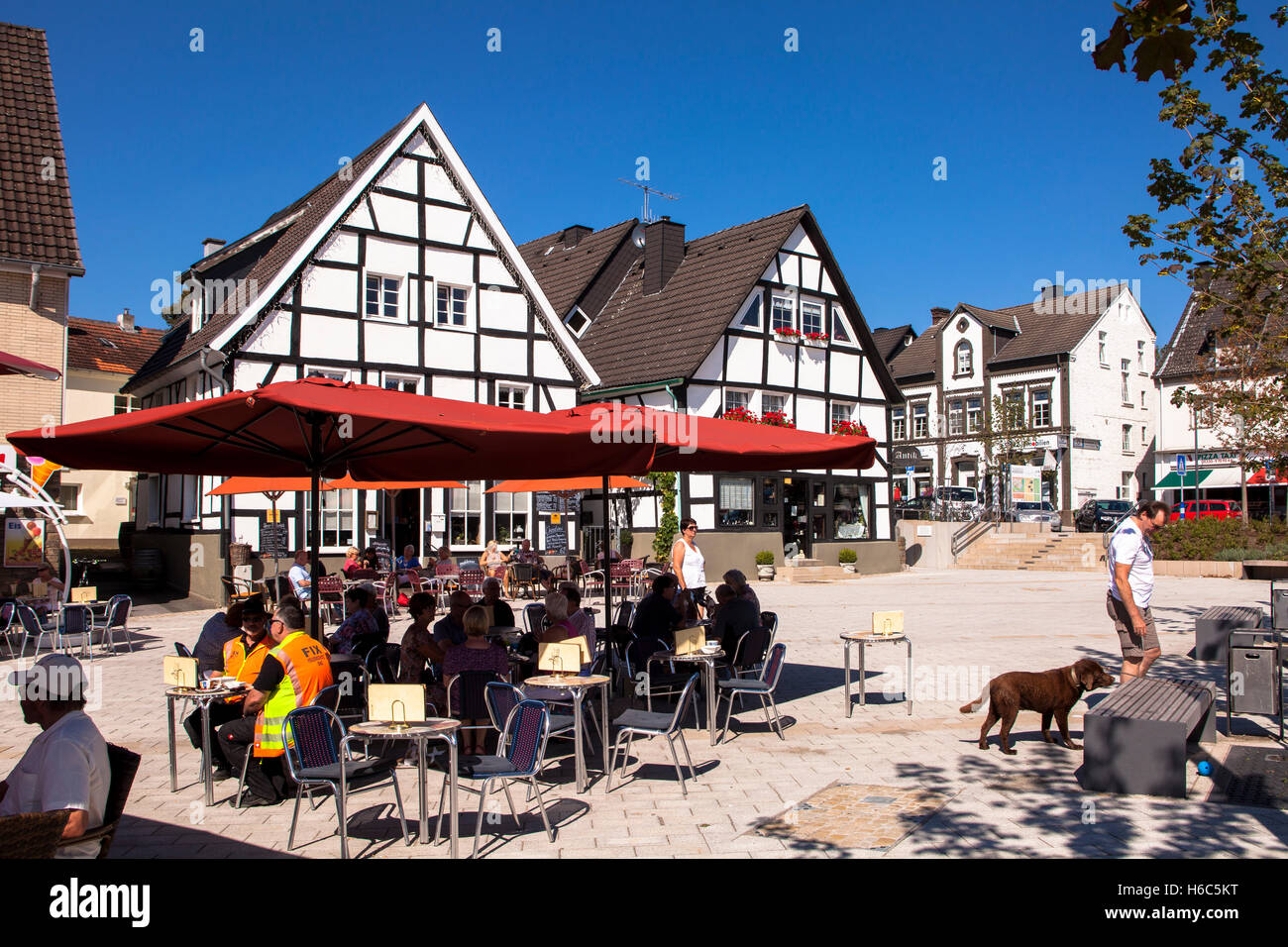 Deutschland, Ruhrgebiet, Herdecke, Häuser auf dem Kampstraeter Platz. Stockfoto