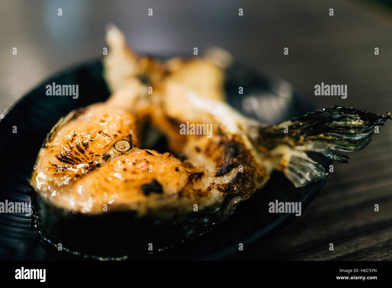 Gegrilltes Lachssteak, japanische Köstlichkeiten, Schärfentiefe-Effekt, konzentrierte sich auf das Zentrum Stockfoto
