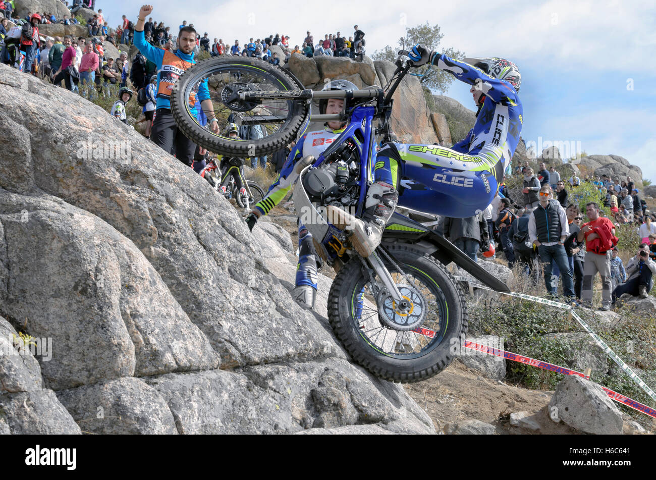 Motorradfahren. Trial Rennen. Spanien-Meisterschaft. Miquel Gelabert überholen ein Hindernis über große Granitsteine in Valdemanco Stockfoto