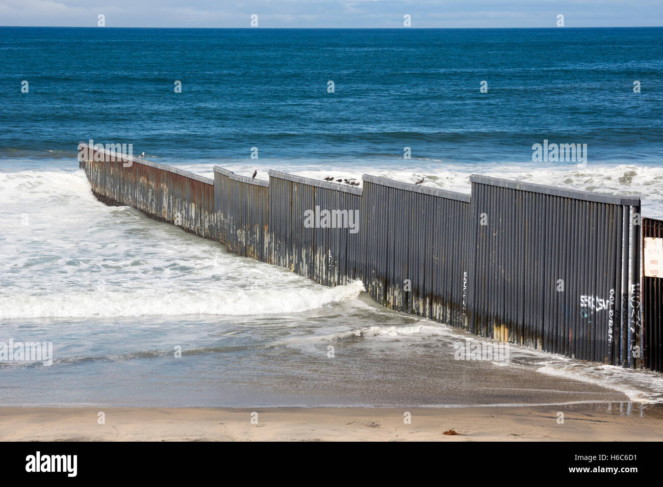 Tijuana, Mexiko - der US-mexikanischen Grenzzaun trifft dort auf den Pazifischen Ozean. Stockfoto