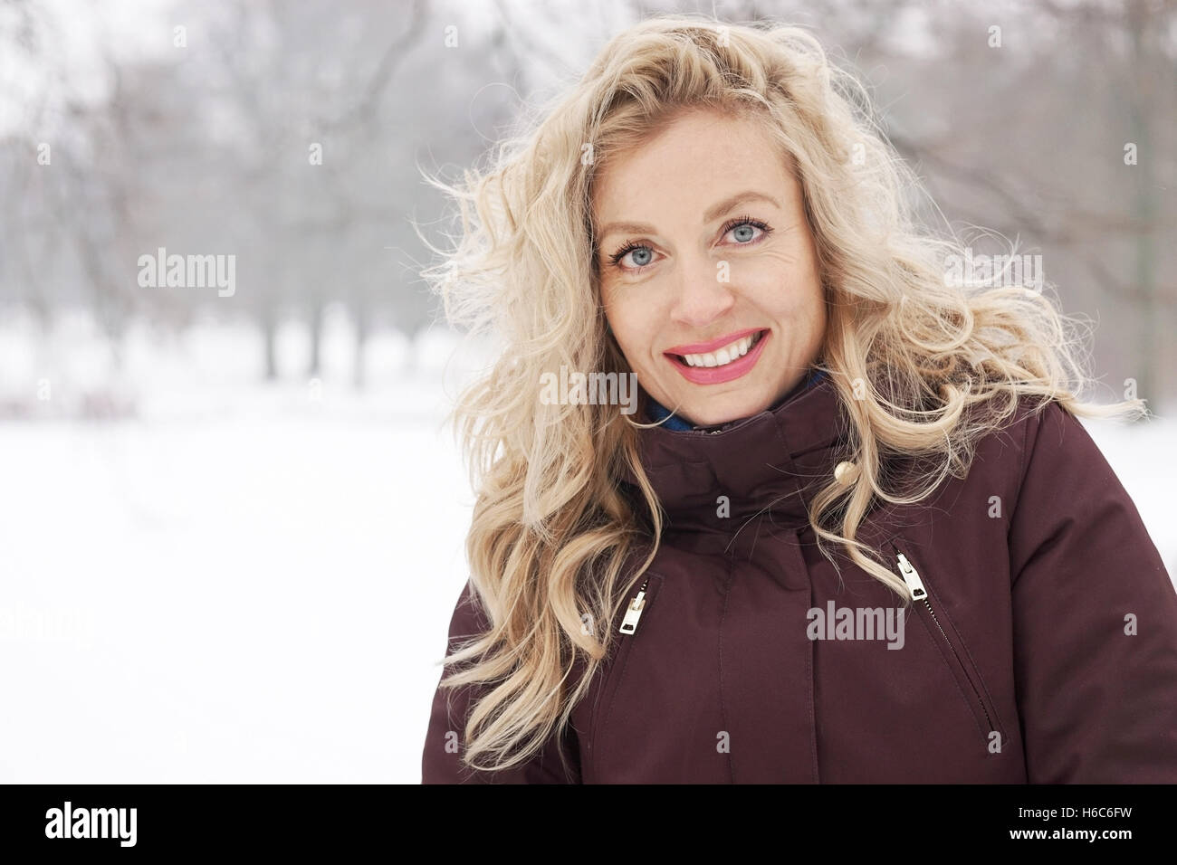 blonde Frau in Winterlandschaft Stockfoto