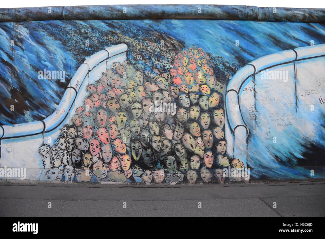 Teil der Berliner Mauer, mit politischen und anderen Graffitis und Illustrationen Stockfoto