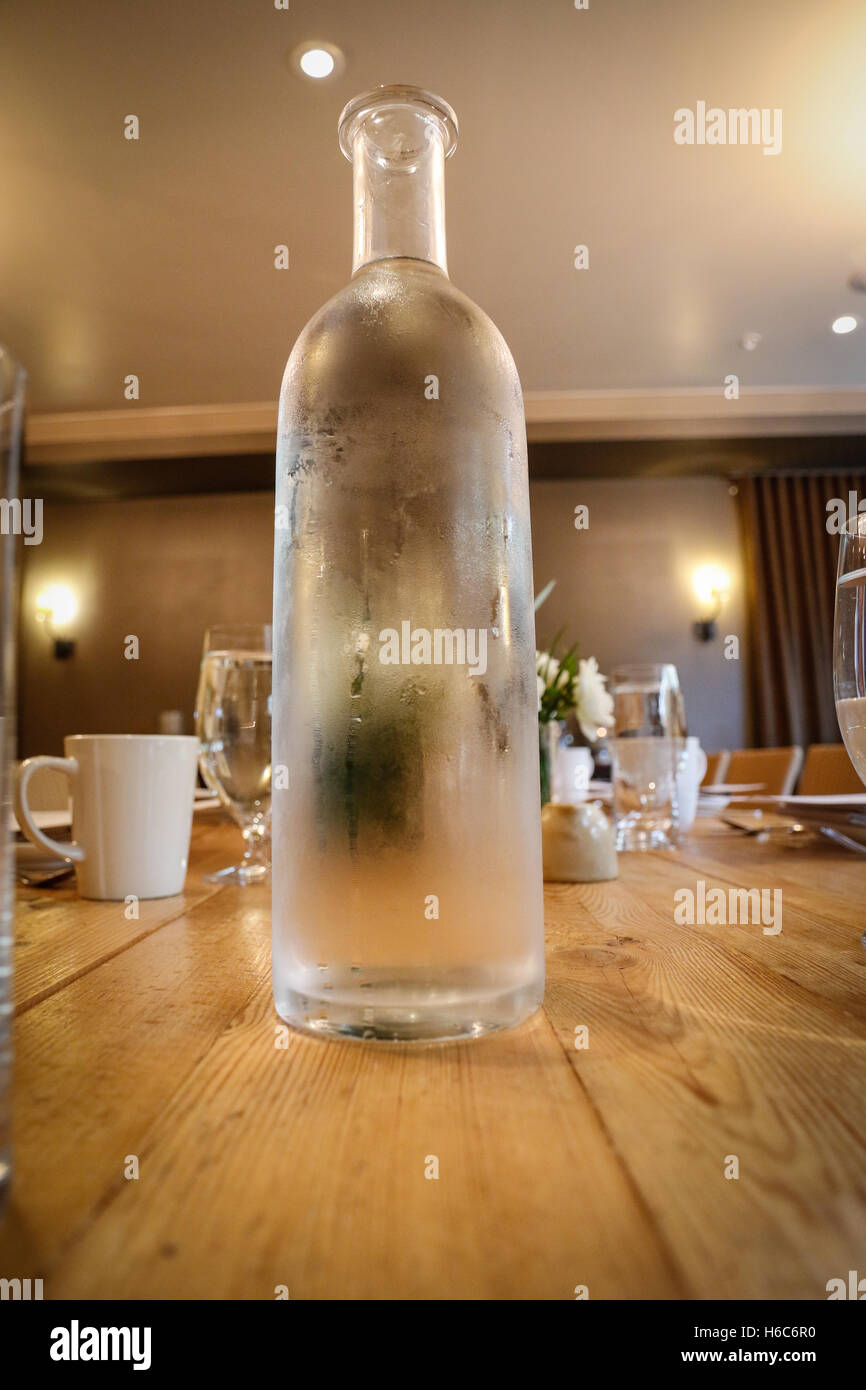 Kaltes Wasser Glasflasche auf einem Holztisch. Stockfoto