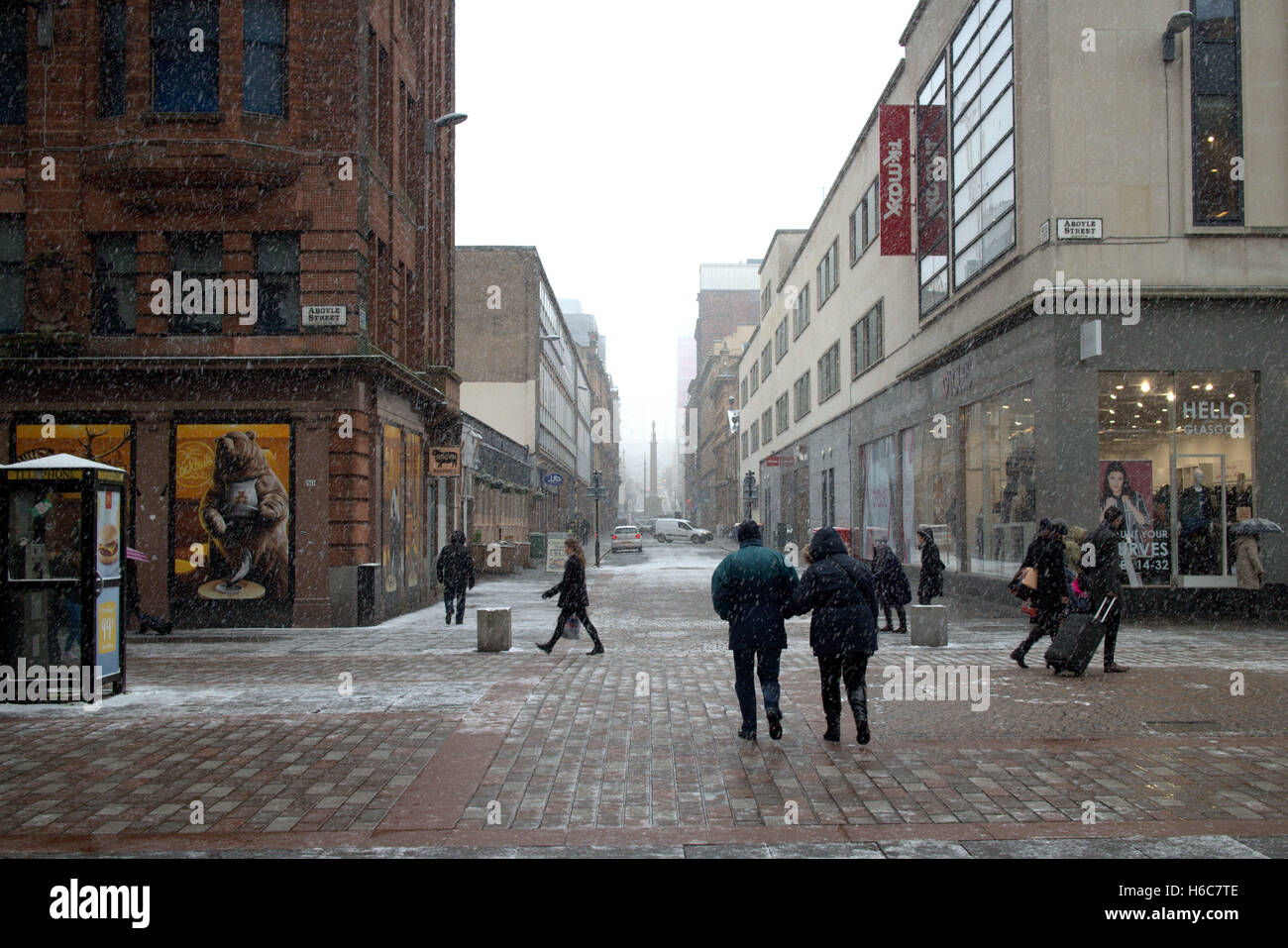 Glasgow inszeniert Straßen im Schnee im Winter White Christmas Argyle Street, Glasgow, Schottland, Großbritannien Stockfoto