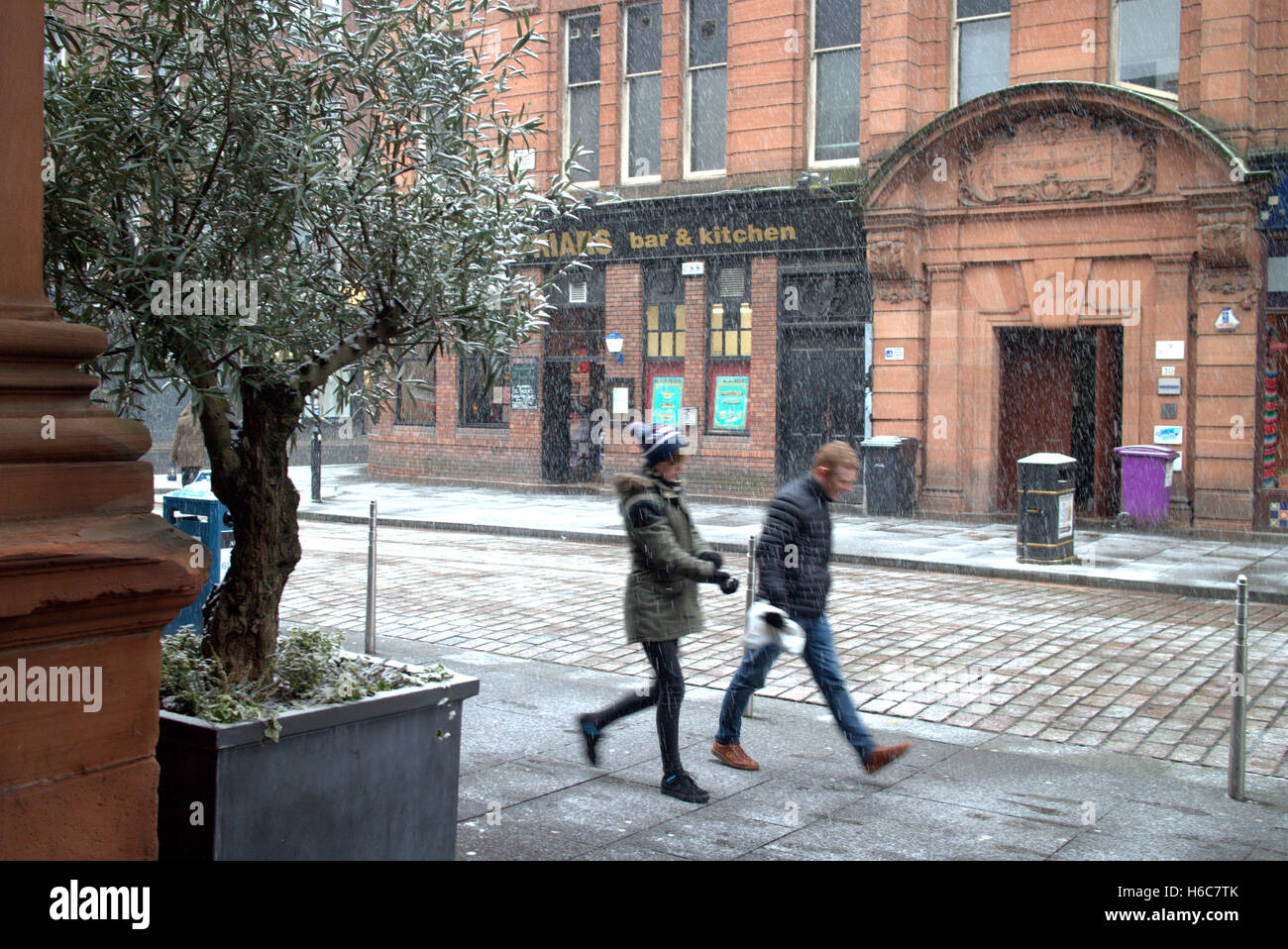 Glasgow Szenen Straßen im Schnee im Winter weiße Weihnachten Stockfoto