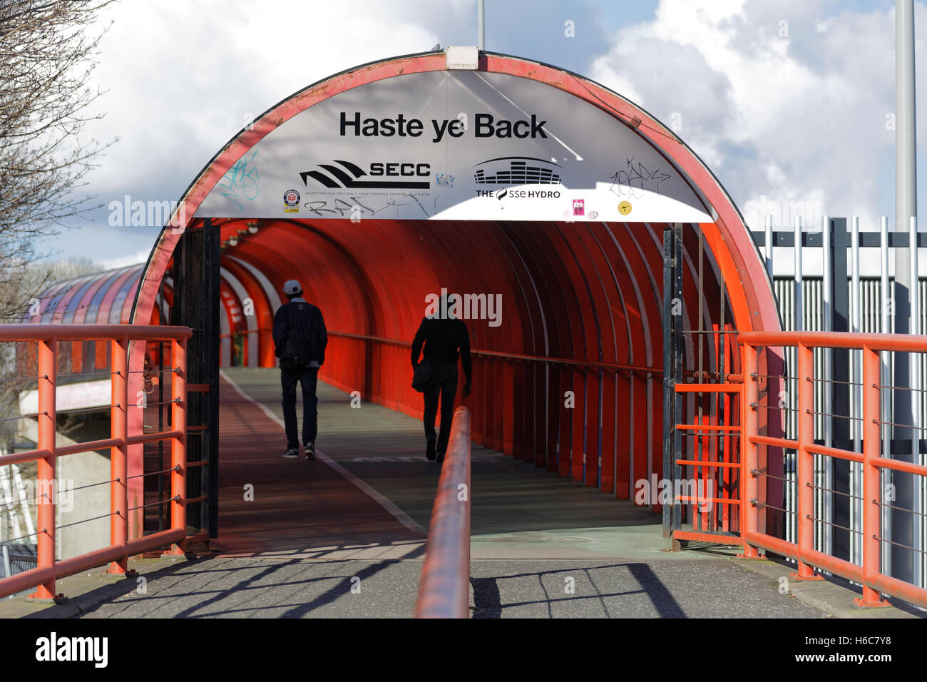 "haste ihr zurück" zwei schwarze Jugendliche am Tunnel verbinden s.e.c.c Glasgow Stockfoto