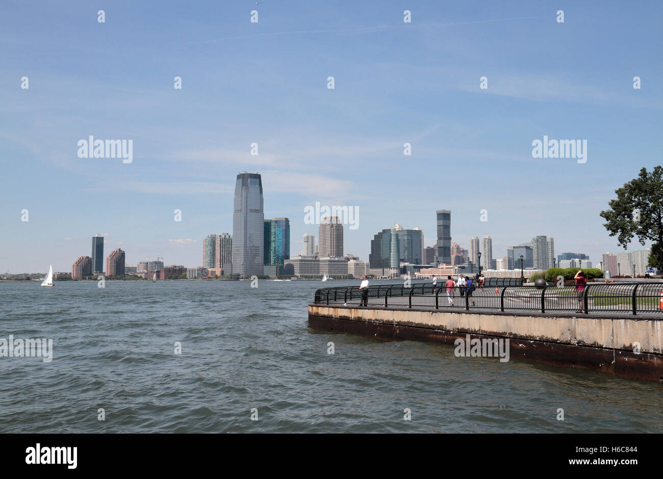 Jersey City, New Jersey von Süden Cove, Manhattan, New York, Vereinigte Staaten von Amerika aus gesehen. Robert F Wagner Jr Park auf der rechten Seite. Stockfoto