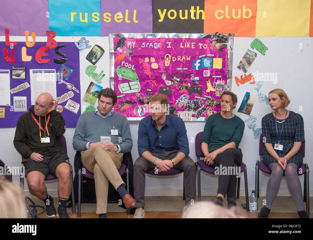 Prinz Harry hört der Projekte von Freiwilligen Fortgang und Sponsoren bei einem Besuch in einem Aufnahmestudio in den Jugendclub Russell in der St Ann Gegend von Nottingham während einem Tag voller Besichtigungen der Stadt konzentriert sich auf junge Menschen und Gemeinschaften. Stockfoto
