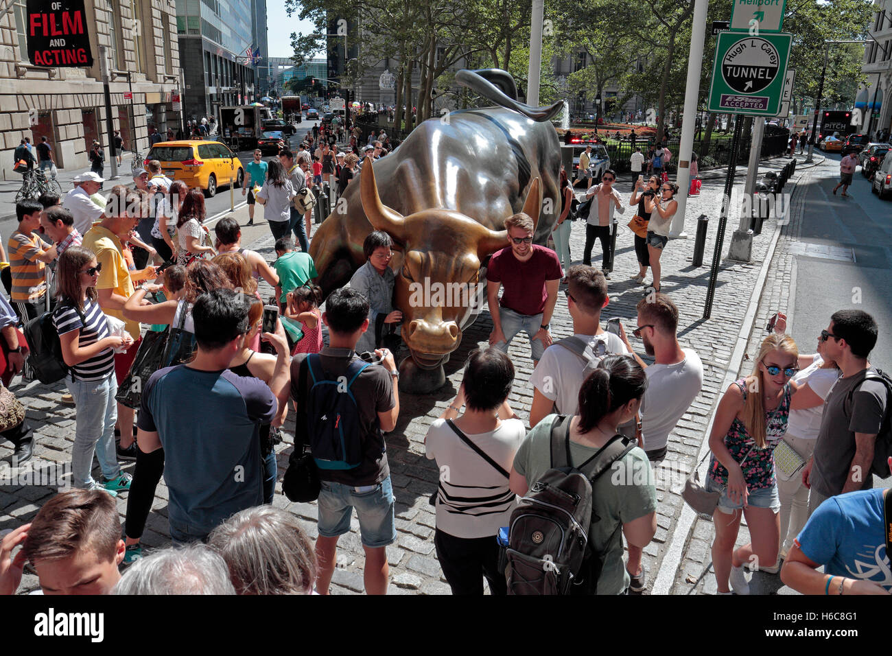 Touristen auf den Ladevorgang Stier Skulptur in der Nähe von Wall Street, New York. Stockfoto