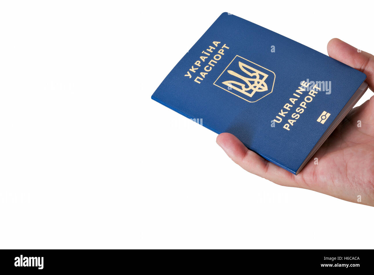 Hand, die ukrainischen biometrischen Pass isoliert auf weißem Hintergrund Closeup mit Textfreiraum Stockfoto