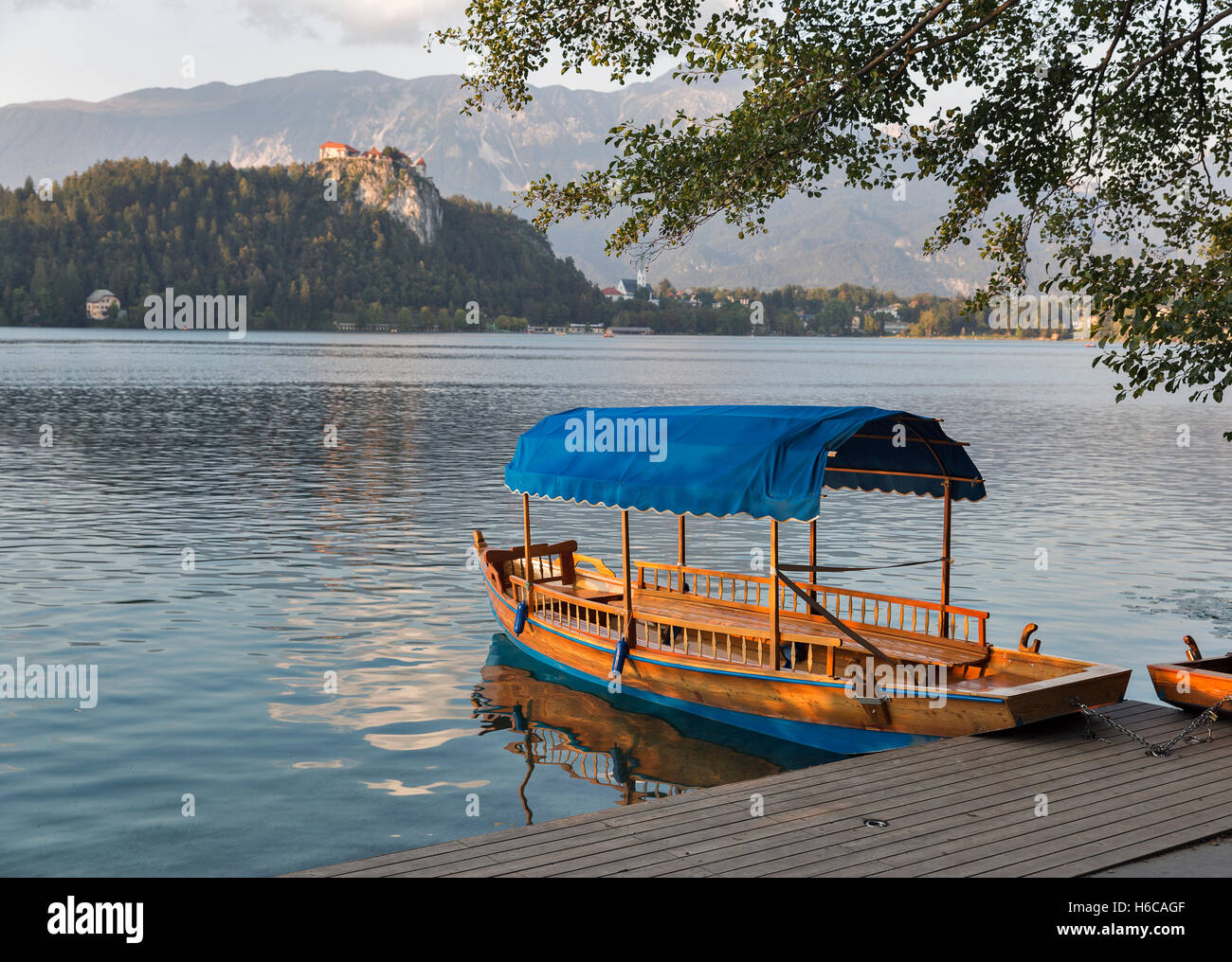 Boot am Bleder See bei Sonnenuntergang, Slowenien von Schloss übersehen. Stockfoto
