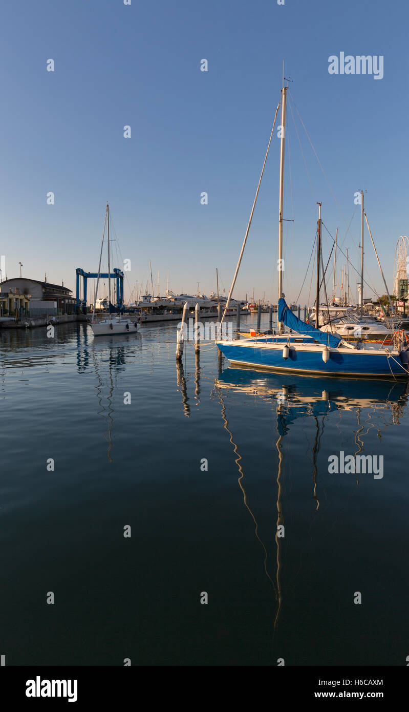 Kanal-Hafen bei Sonnenuntergang in Rimini, Italien Stockfoto