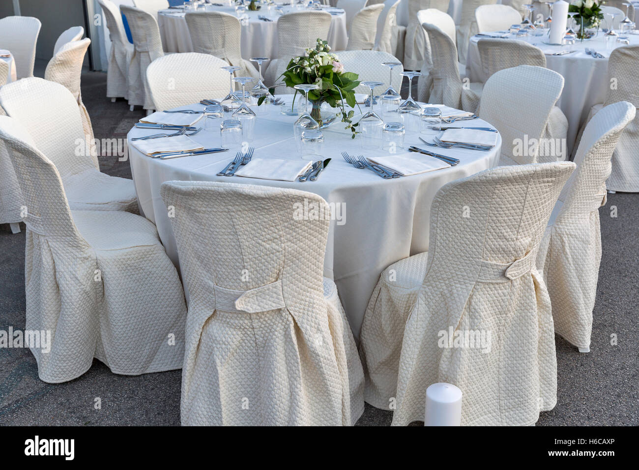 Restaurant im freien Tischen serviert für Bankett, Nahaufnahme Stockfoto