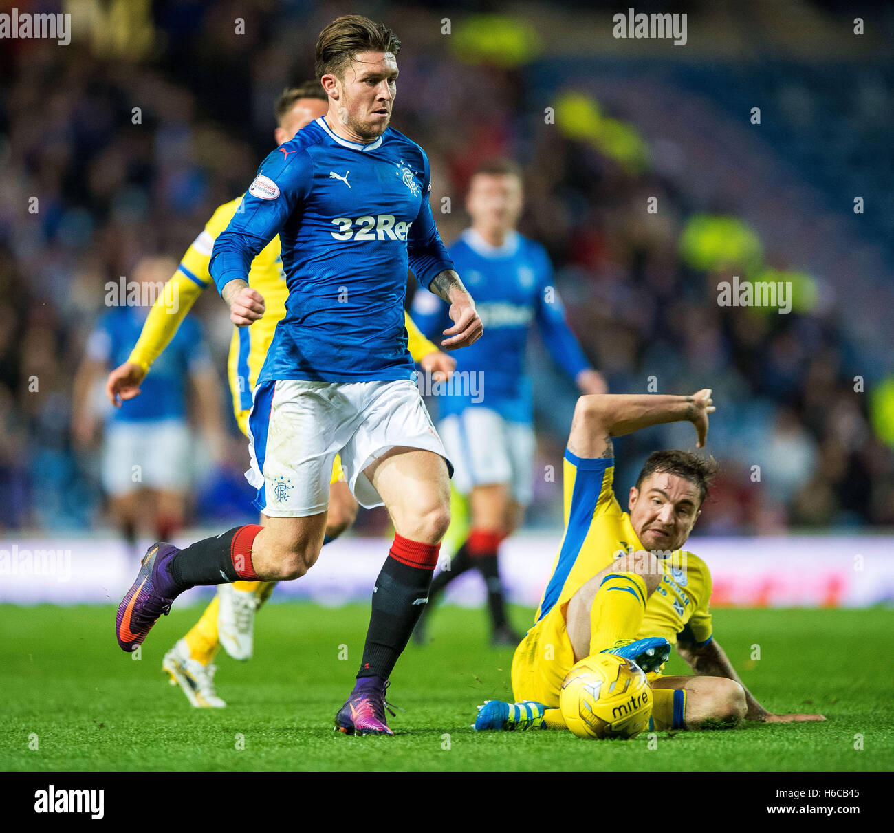 Rangers Josh Windass und St Johnstone's Paul Paton (rechts) kämpfen um den Ball während des Spiels Ladbrokes Scottish Premier League im Ibrox Stadium, Glasgow. Stockfoto