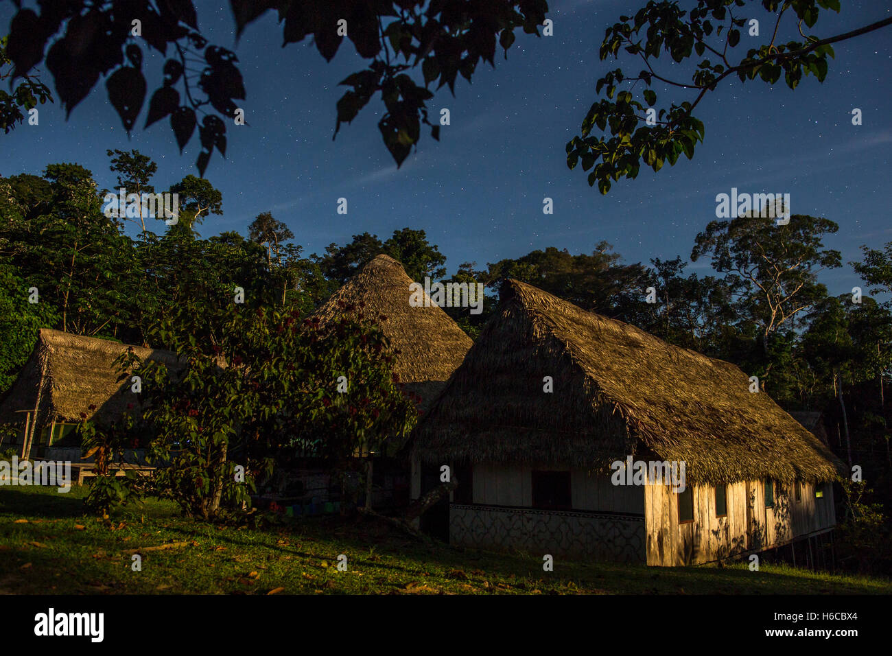 Ein shipibo Ayahuasca Medizin heilende Mitte und Maloca im Peruanischen Amazonas Regenwald in einem Dschungel Clearing bei Nacht in der Nähe von Iquitos Stockfoto