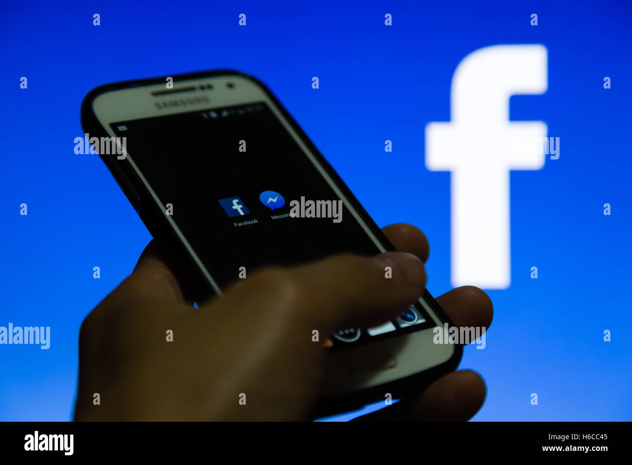 Ein Smartphone-Display zeigt Facebook und Messenger-Anwendung Stockfoto