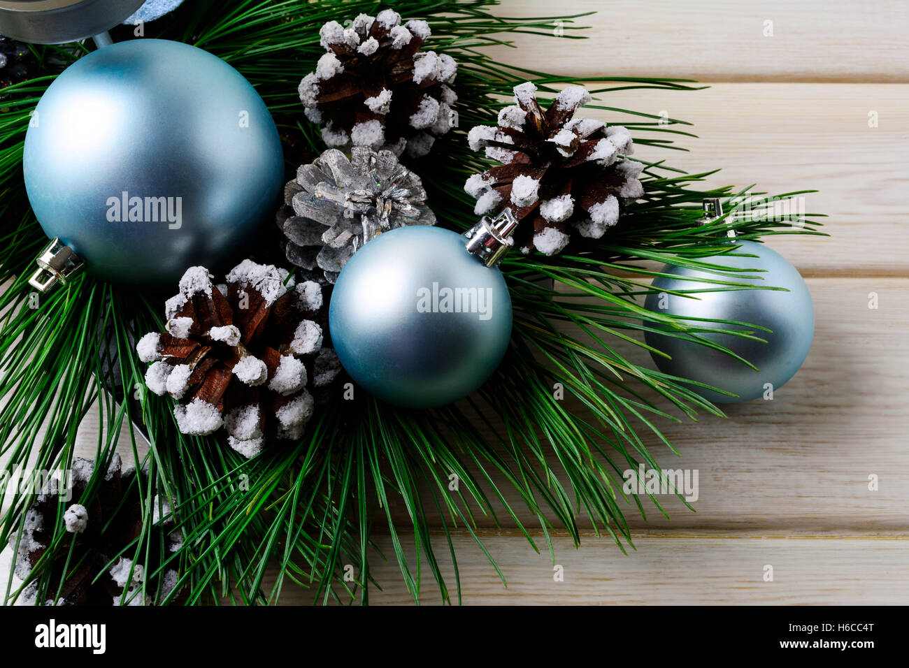 Weihnachten Hintergrund mit blauen Ornamenten und dekorierte Pinienzapfen. Weihnachts-Party-Dekoration. Stockfoto
