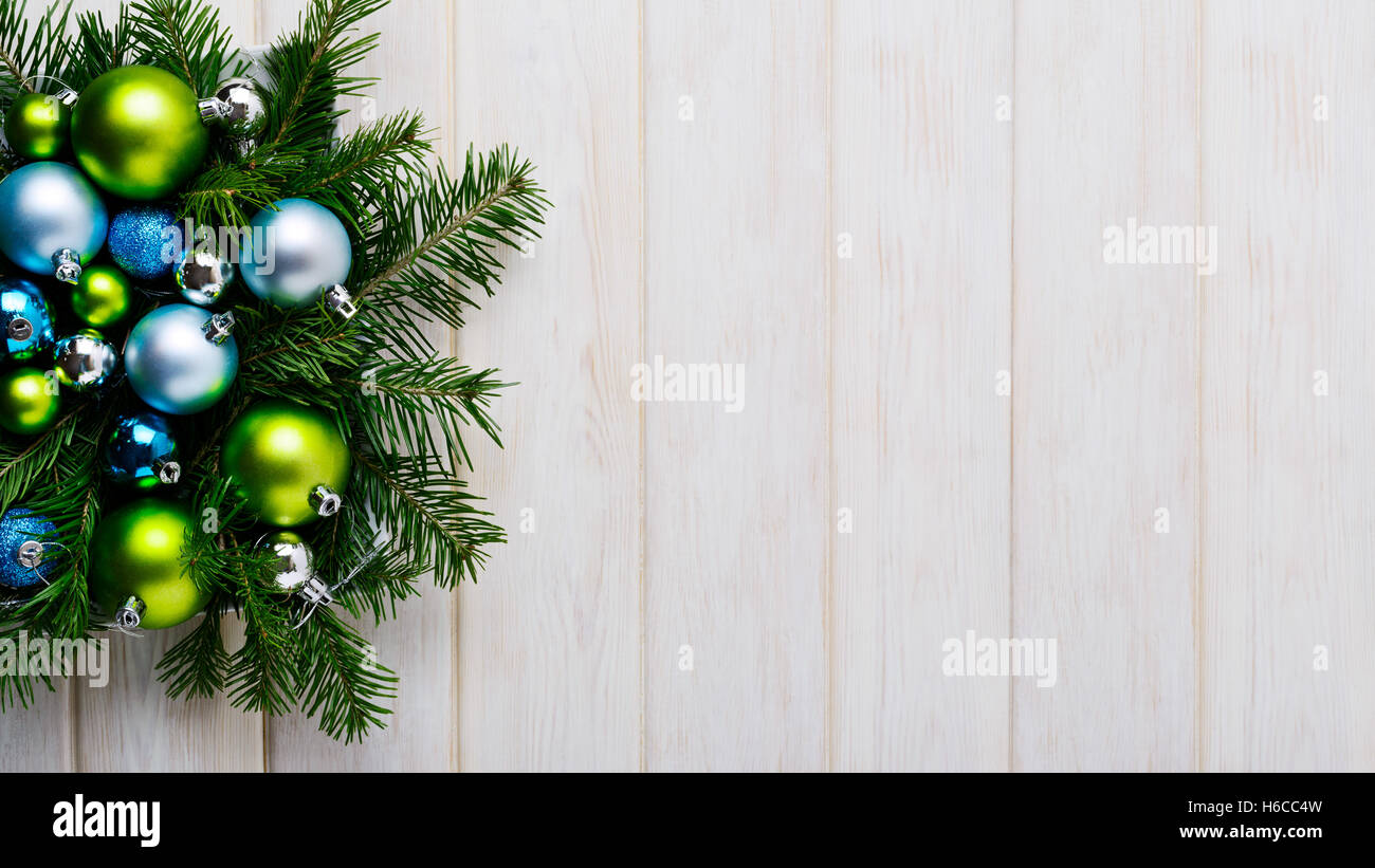 Weihnachten Hintergrund mit grünen und blauen Ornamenten. Weihnachts-Party-Dekoration. Weihnachten Gruß Hintergrund. Kopieren Sie Raum. Stockfoto