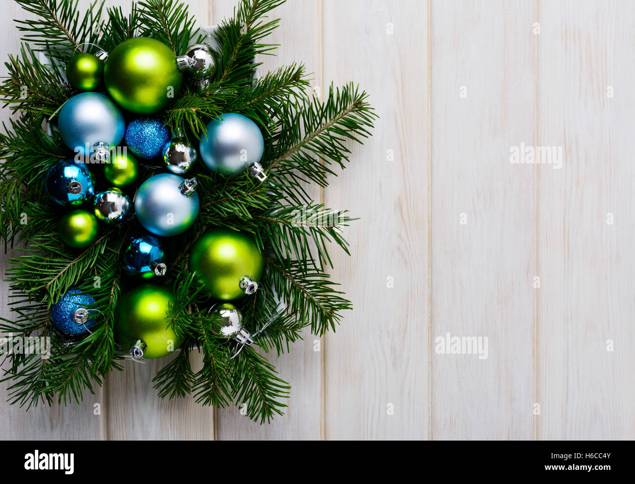 Weihnachten Hintergrund mit grünen, blauen und silbernen Ornamenten. Weihnachts-Party-Dekoration. Weihnachten Gruß Hintergrund. Kopieren von spac Stockfoto