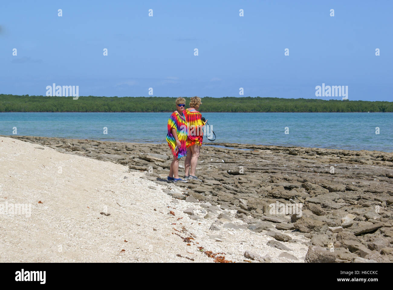 Zwei bunt gekleidete Frauen auf australischen Strand in der Nähe von Great Barrier Reef Stockfoto