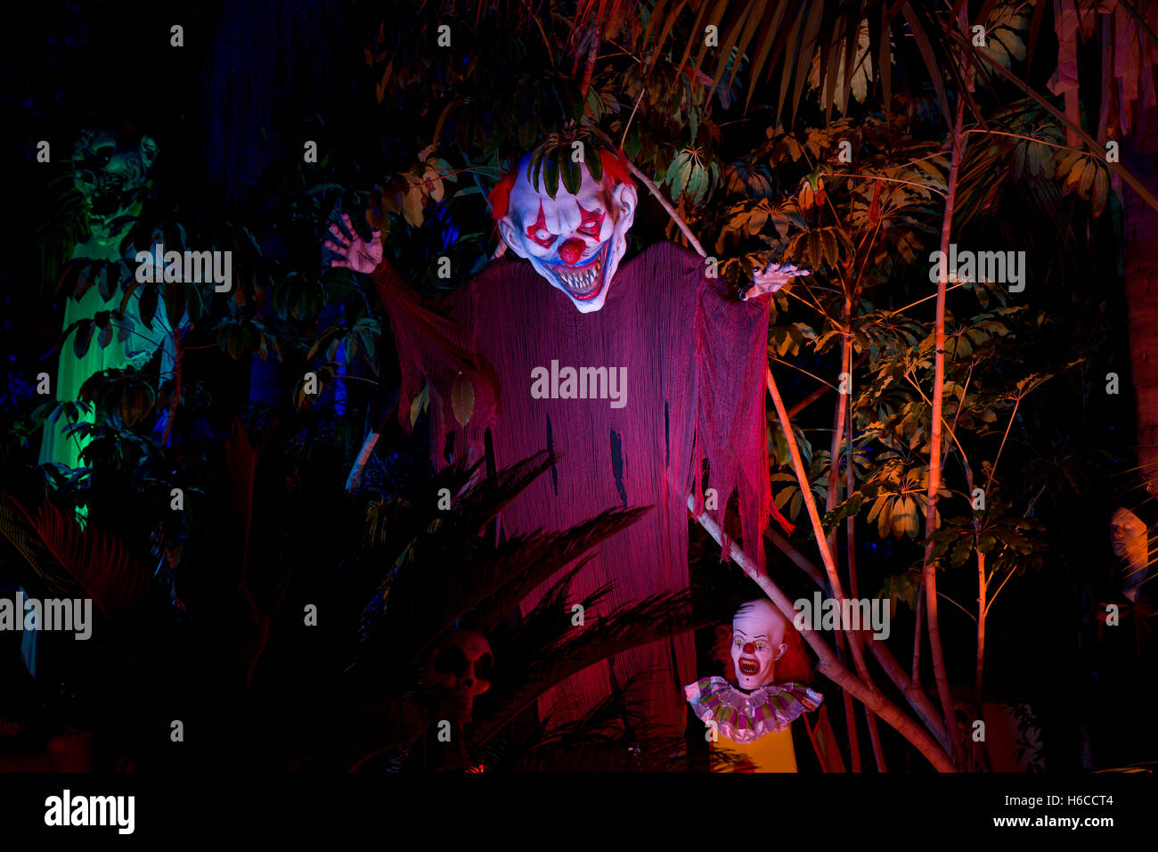 Scary Clowns in einer Halloweendekoration. Stockfoto