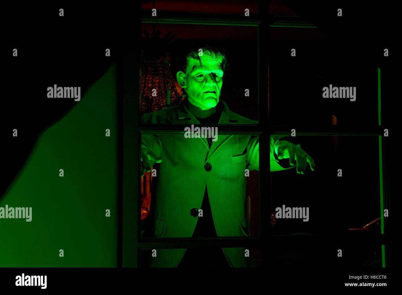 Frankenstein steht an einem Fenster für eine Halloweendekoration in Santa Monica. Stockfoto
