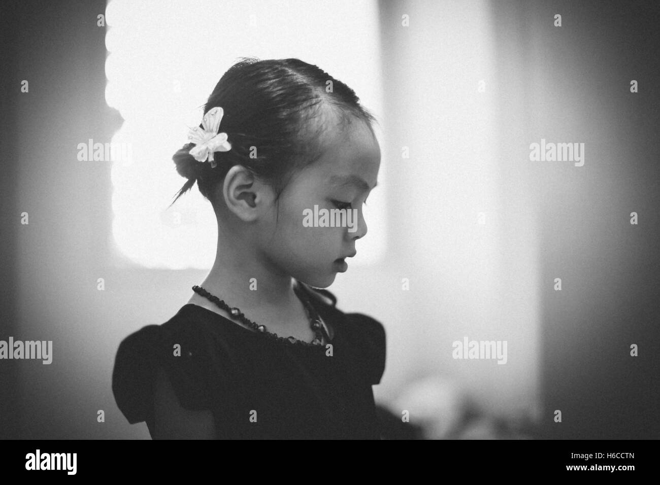 Porträt des jungen vietnamesischen Mädchen mit schwarzen Kleid Stockfoto
