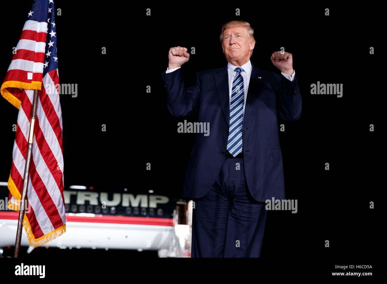 Republikanische Präsidentschaftskandidat Donald Trump kommt, um mit einer Kundgebung der Kampagne, Mittwoch, 26. Oktober 2016, in Kinston, NC zu sprechen (AP Photo / Evan Vucci) Stockfoto