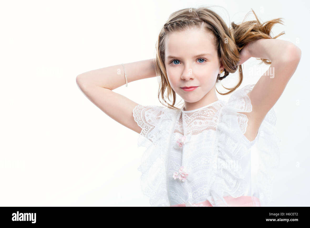 Hautnah Beauty Portrait von attraktiven Kind im weißen Kleid. Stockfoto