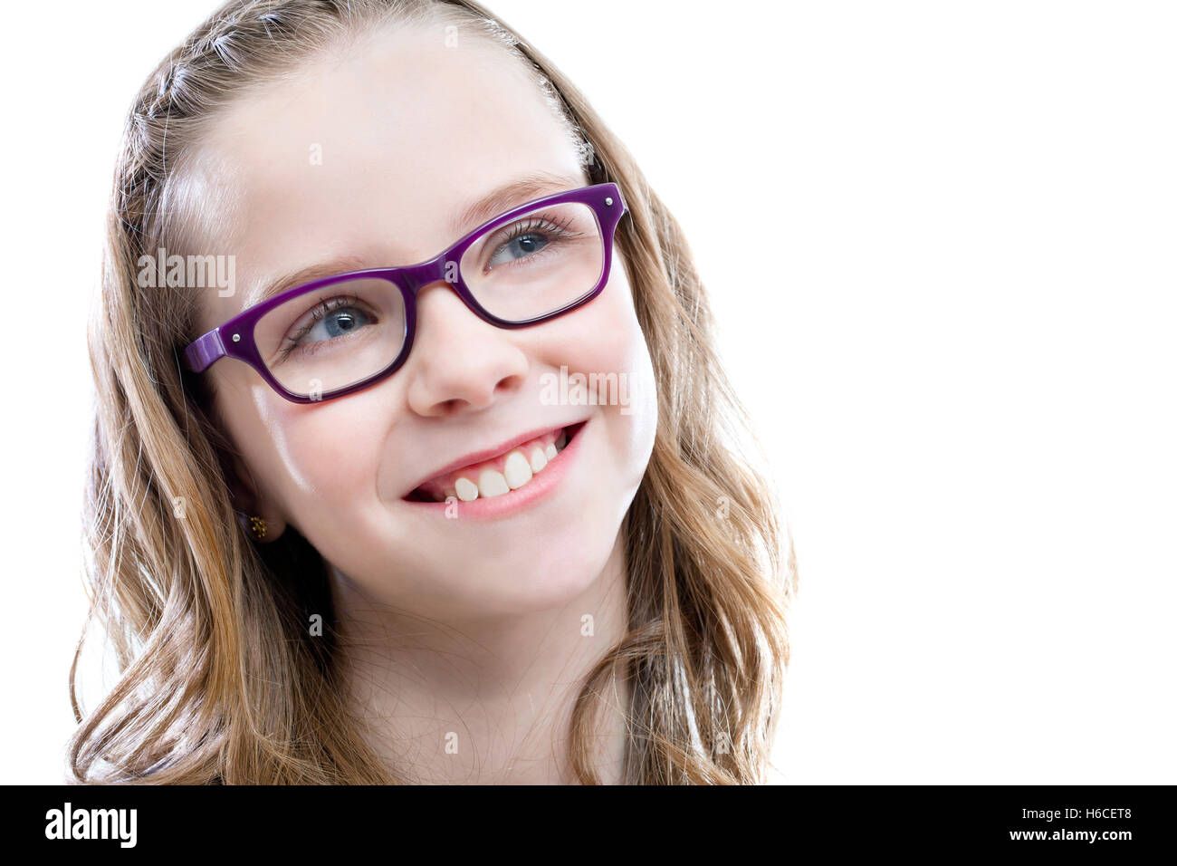 Porträt der niedliche Mädchen mit Brille schauen oben hautnah. Isoliert auf weißem Hintergrund. Stockfoto