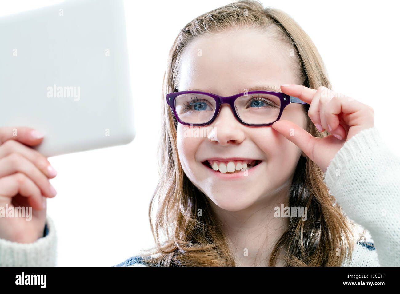Porträt eines Mädchens in Spiegel versuchen neue Brille hautnah. Isoliert auf weißem Hintergrund. Stockfoto