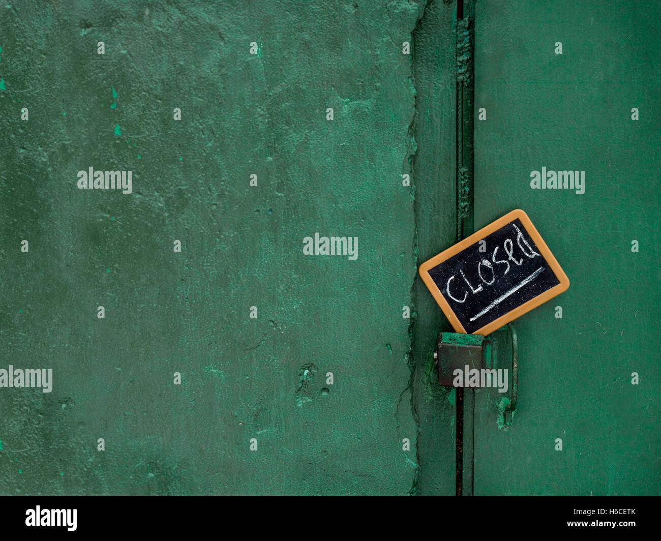 Grün bemalten Wand mit einer Tür verschlossen und Warnmeldung, Konzept des Datenschutzes oder der Sicherheit Stockfoto