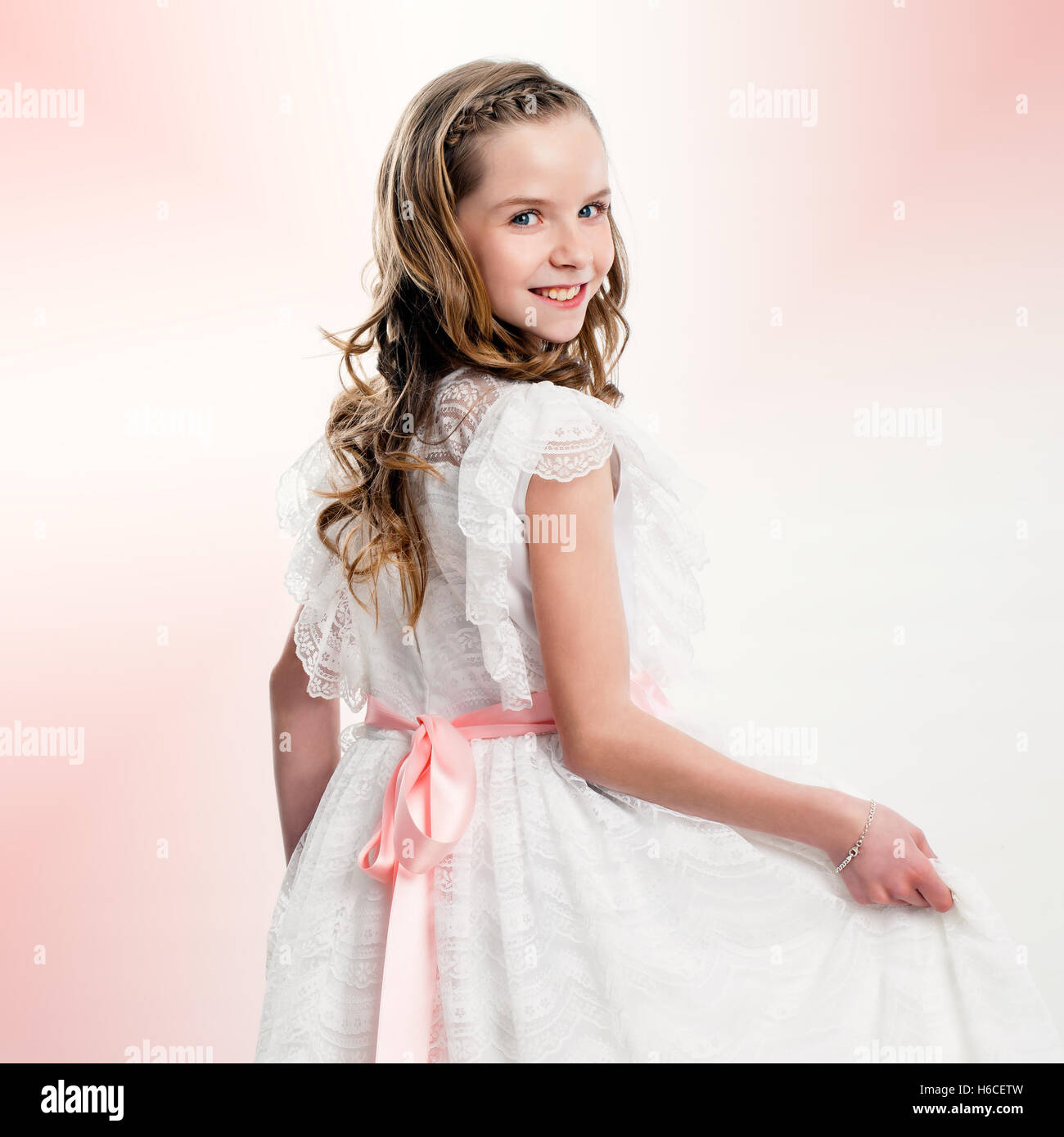 Studioportrait von netten Mädchen in Kommunion Kleid hautnah. Stockfoto