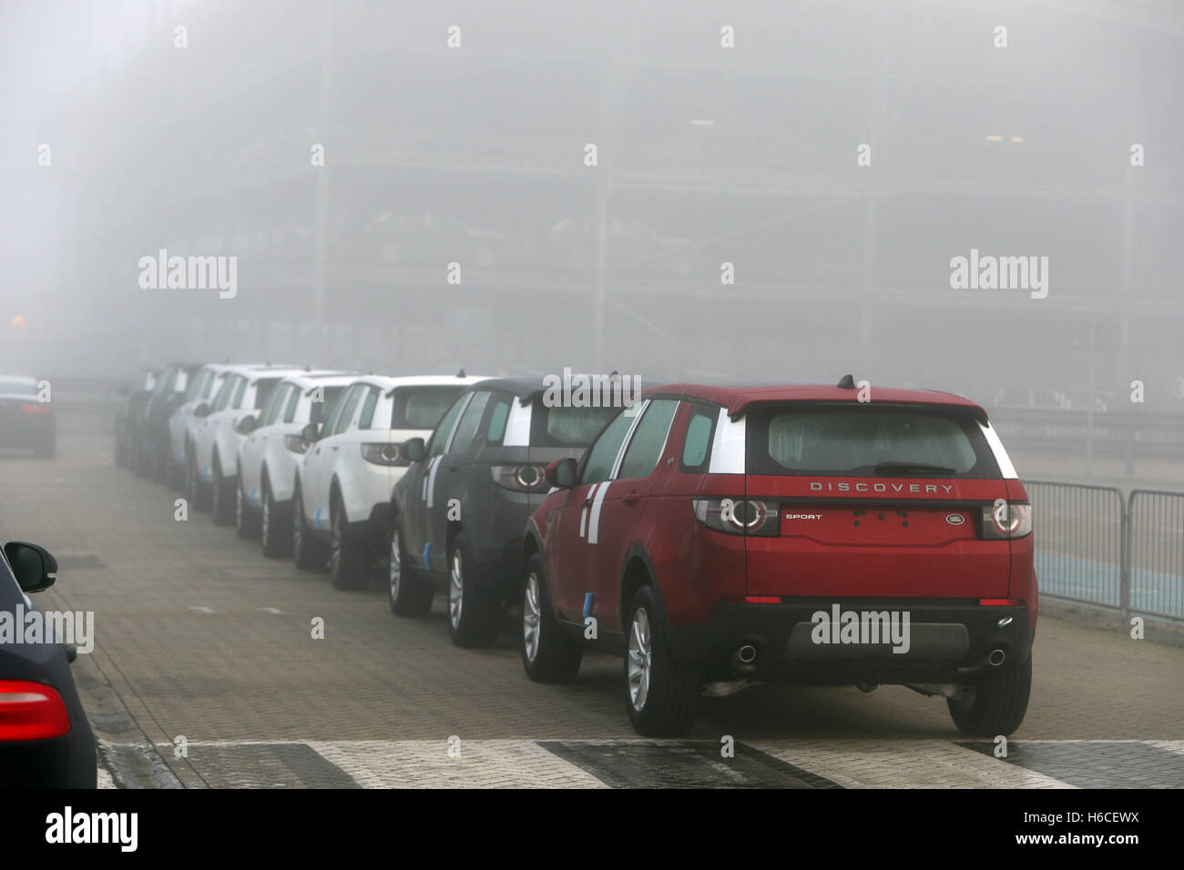 Land Rover Discovery Sport Autos geparkt am Eastern Docks in Southampton. Stockfoto
