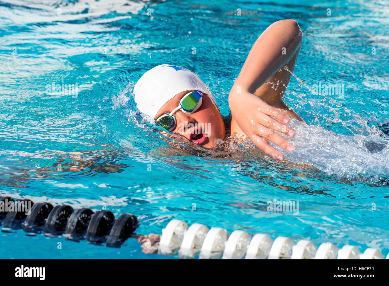 Lauffeuer der teenboy schwimmen Freestyle im Schwimmen Praxis hautnah. Stockfoto