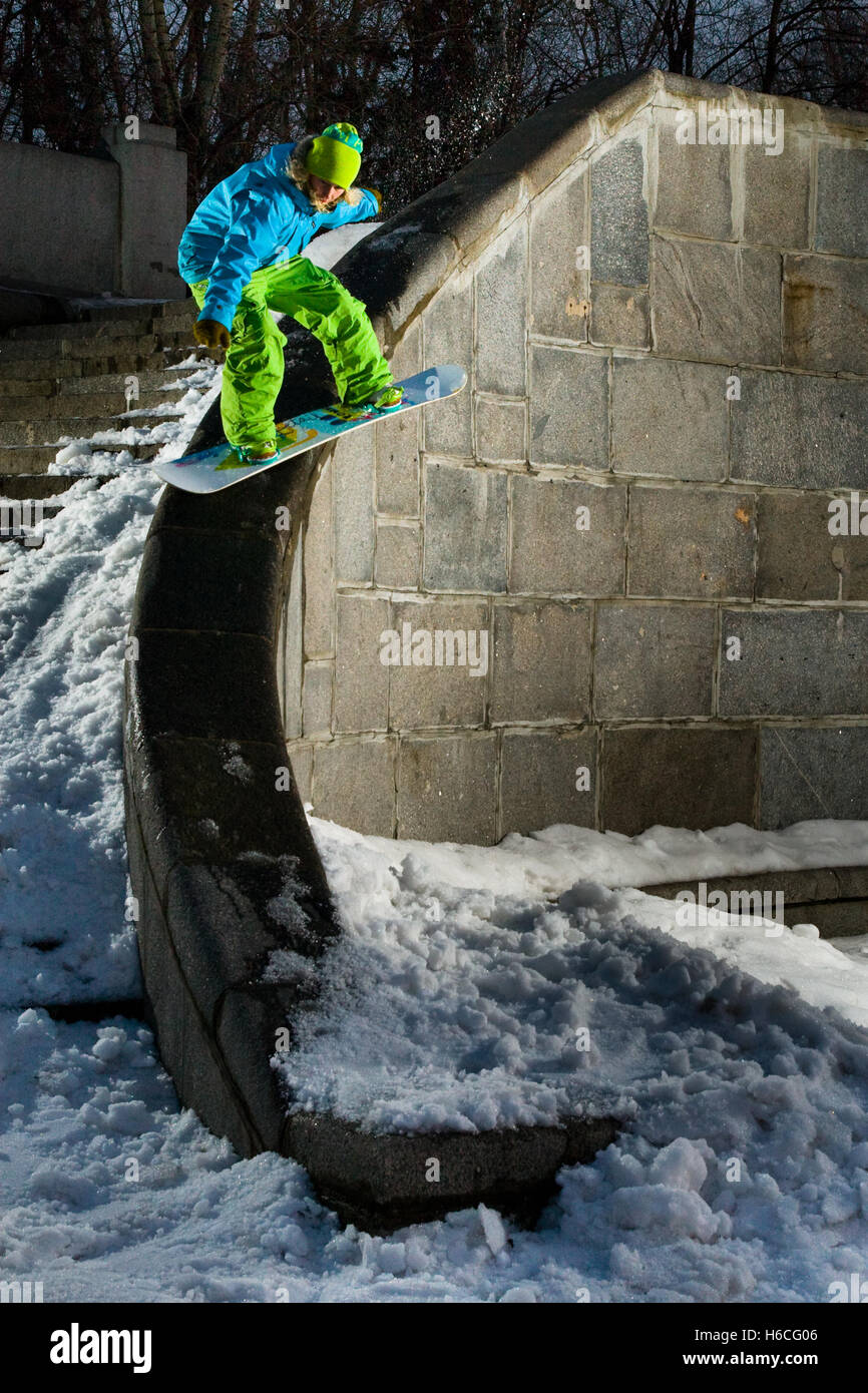 Moskau, Russland - 13. März 2009: Alina Balashova (fs Noseblunt) gleitet eine Brüstung in den Neskuchny Garten. Stockfoto