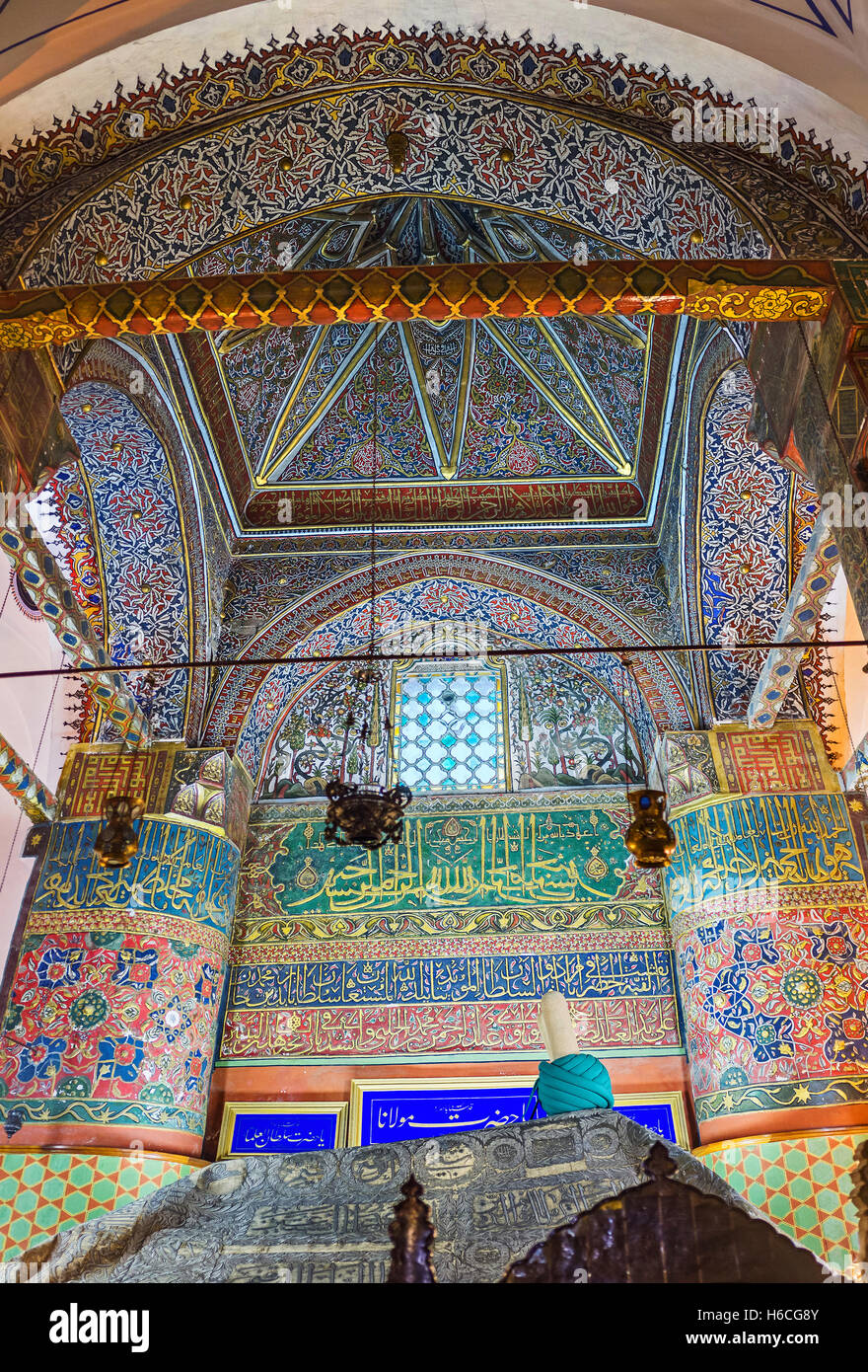 Das Mevlana-Mausoleum ist das berühmteste Wahrzeichen der Stadt, Touristen und Pilger auf der ...