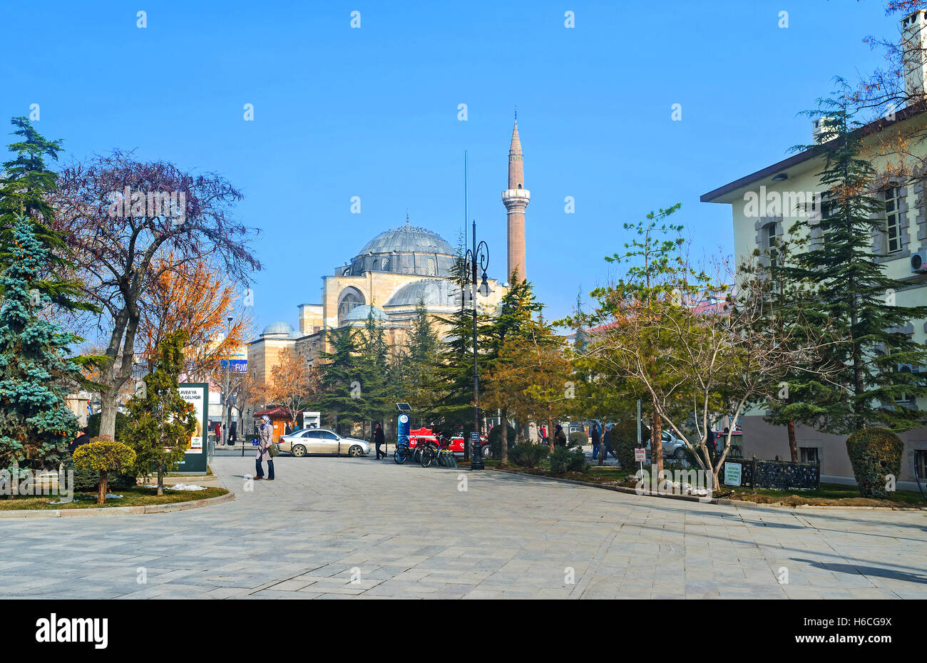 Den grünen Park und die schwarze Kuppel und hohe Minarett der Moschee auf dem Hintergrund Serafeddin Stockfoto