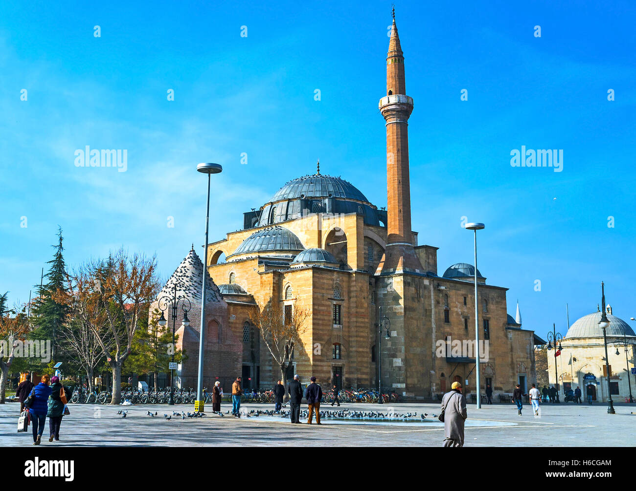 Die Serafeddin-Moschee mit vielen Tauben sitzen auf den Kuppeln Stockfoto