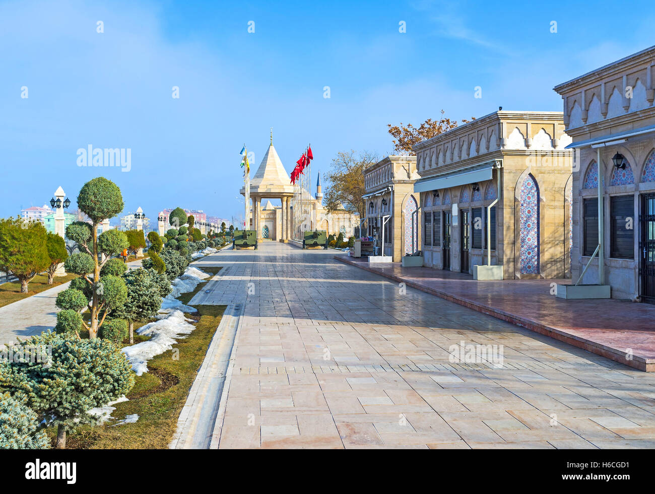 Die moderne Straße führt zu die Unabhängigkeit Kriegsmuseum, umgeben von den malerischen Blumenbeeten, Konya, Türkei. Stockfoto