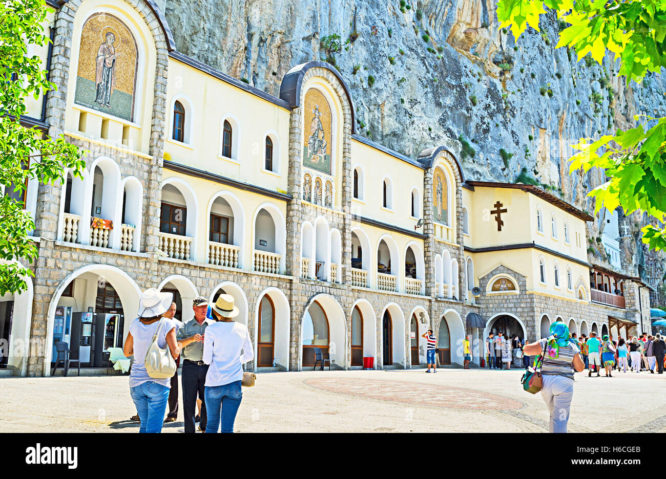 Die untere Kirche von Ostrog Kloster, das die am meisten besuchten heiligen Wallfahrtsort in Montenegro ist Stockfoto