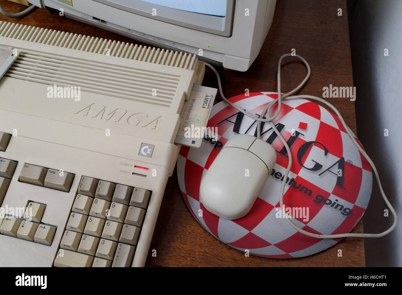 Amiga 500, Maus und Mauspad auf dem Tisch Stockfoto