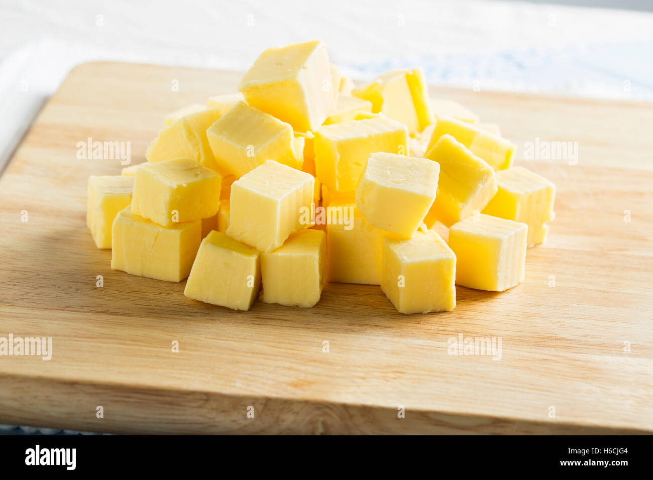 Würfel Butter auf Schneidebrett, horizontale Stockfoto