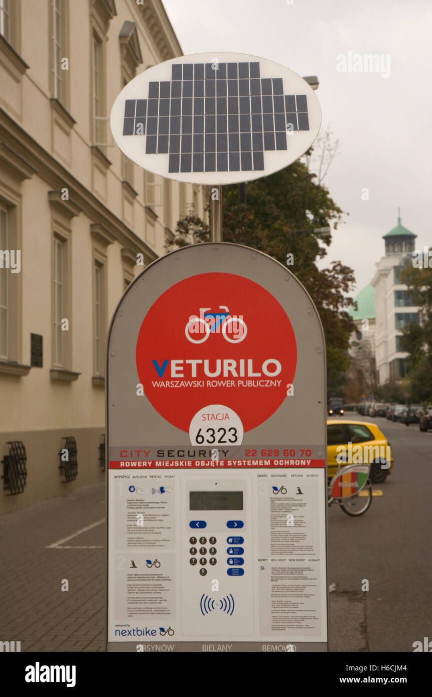 Europa, Polen, Warschau, Nowy Swiat, Fahrrad-Verleih-Maschine durch Sonnenkollektoren gespeist Stockfoto