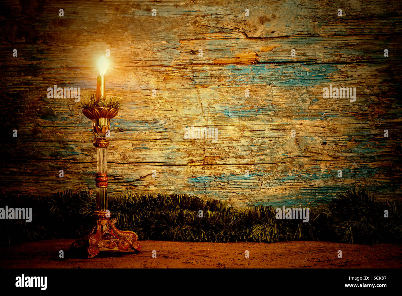 Alten Candle light auf einem rustikalen hölzernen Hintergrund mit Leerzeichen für die Texteingabe. Textfreiraum Stockfoto