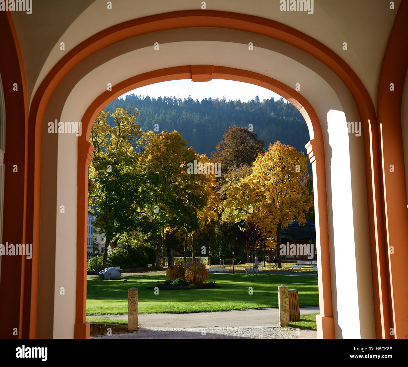 Blick zum Park durch gewölbte Eingang am Rathaus oder Rathaus, Stadt Sankt Blasien, Schwarzwald, Albtal-, Deutschland Stockfoto