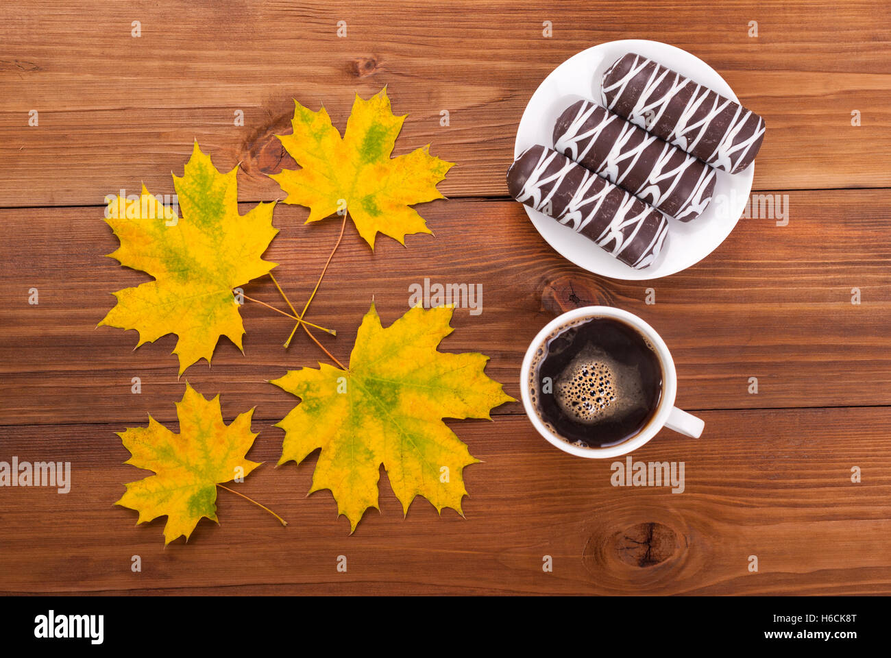 Kaffee Kuchen Herbstlaub auf dem hölzernen Hintergrund. Stockfoto