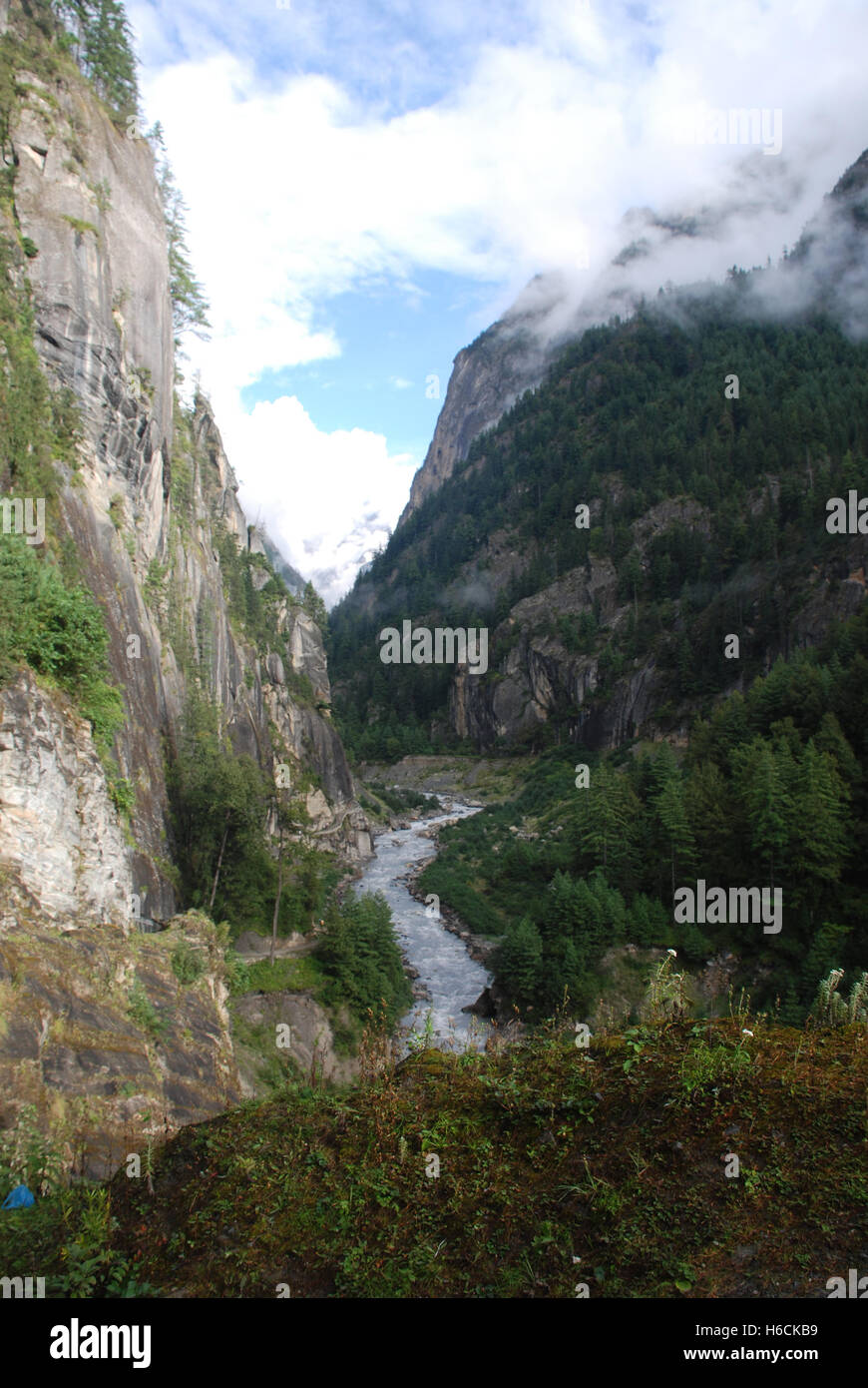einem steilen Flusstal in der Mustang-Region von Nepal Stockfoto