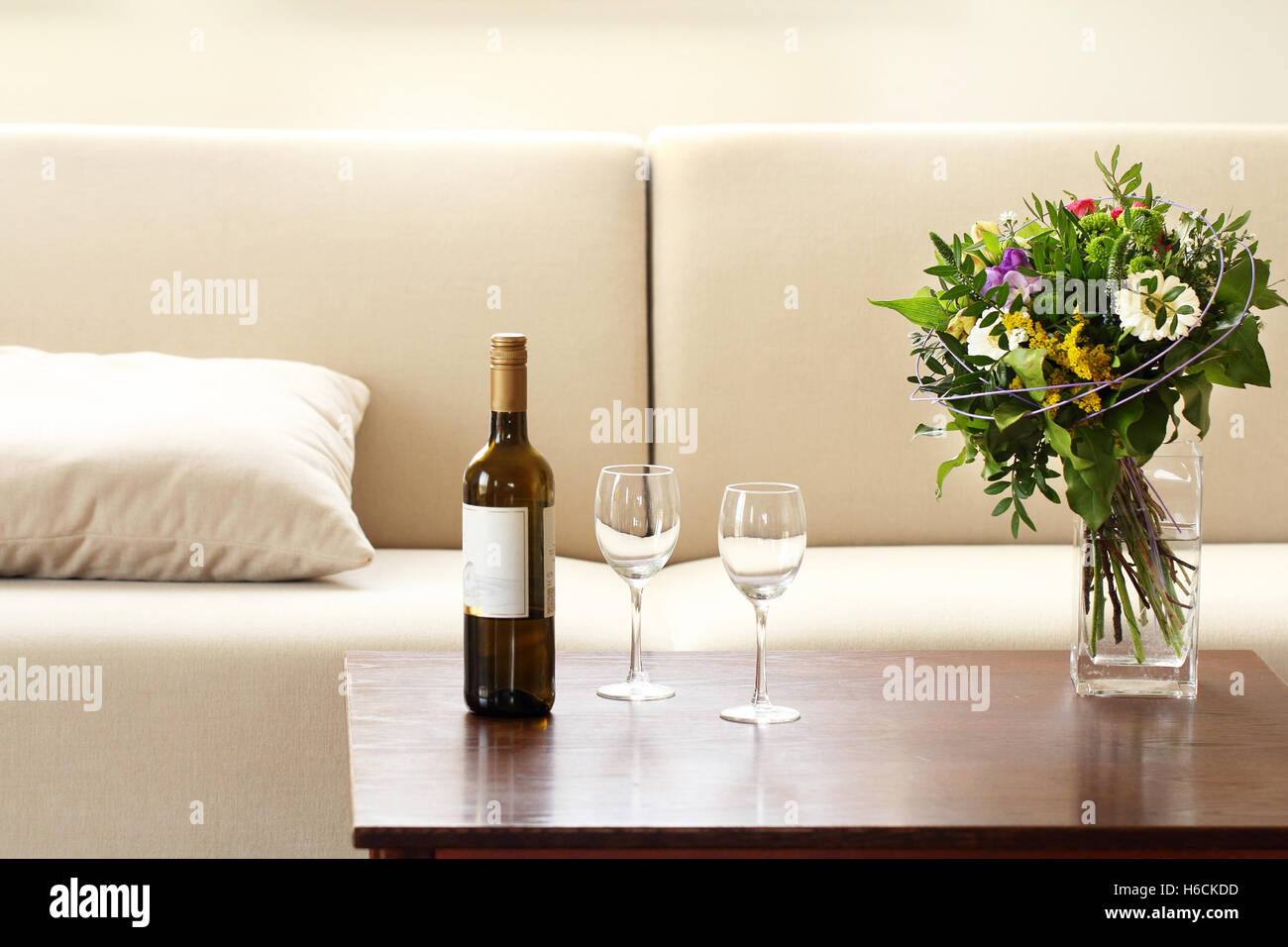Flasche Wein und Gläser im Wohnzimmer Stockfoto