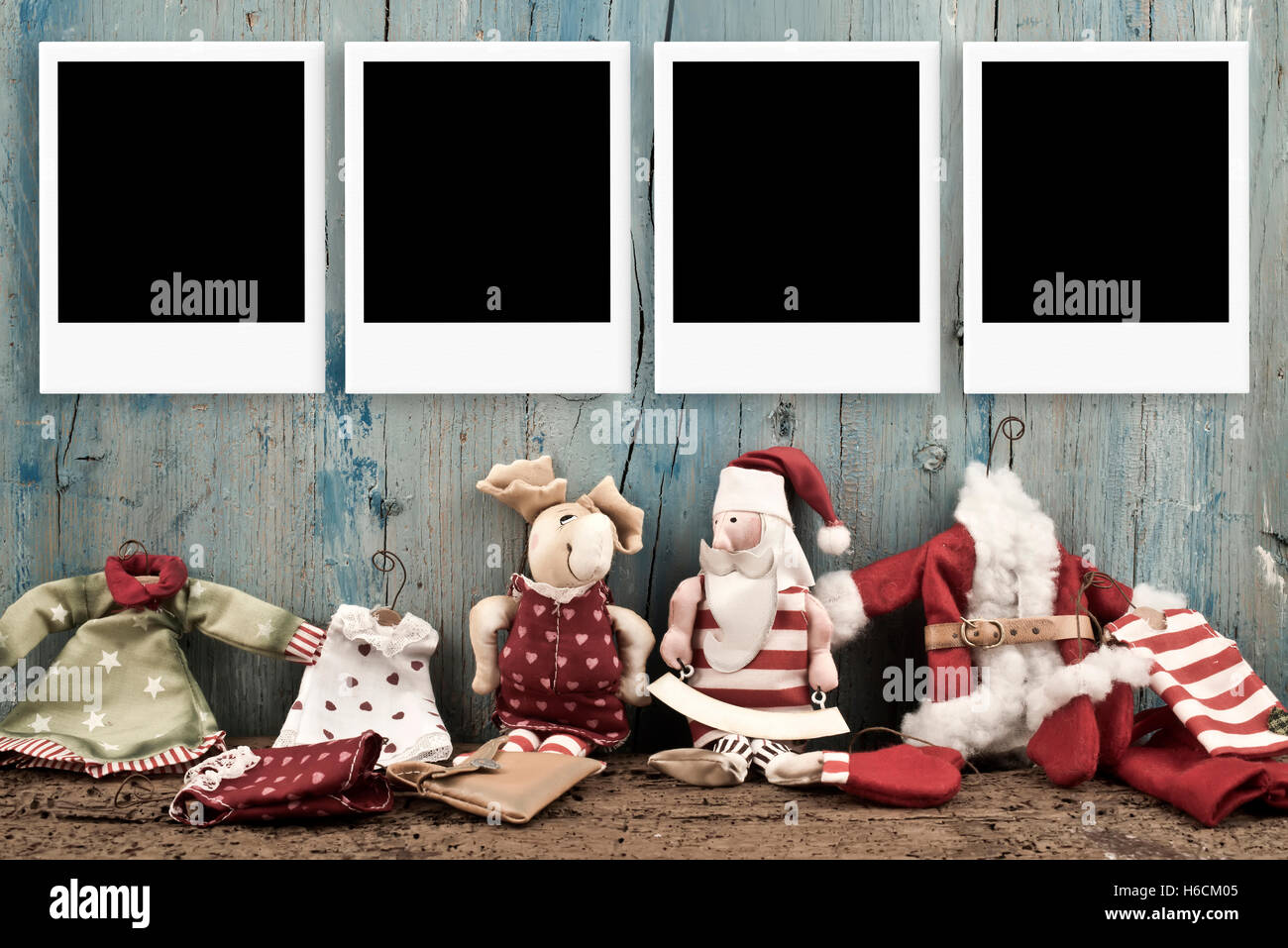 Weihnachten vier leere Bilderrahmen und Santa Weinlesepuppen auf hölzernen Hintergrund Stockfoto